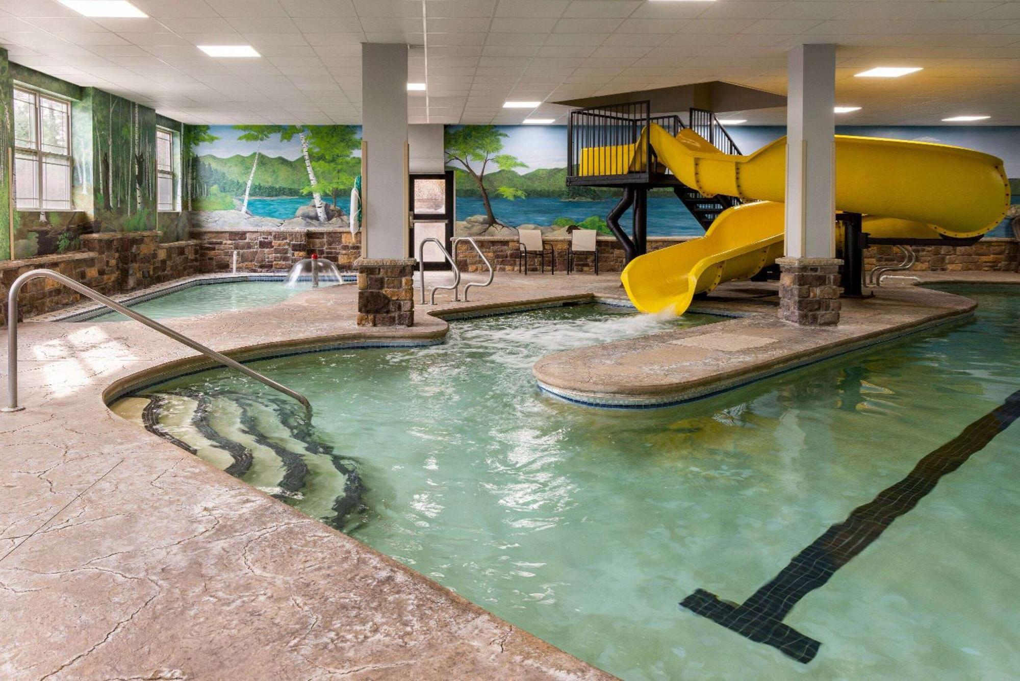 La Quinta Inn & Suites By Wyndham Lake George Exterior foto